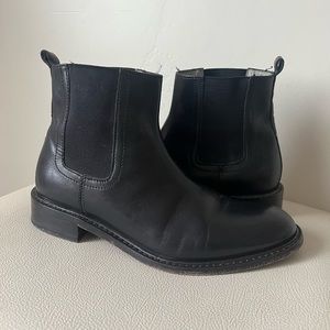 Johnston& Murphy Women’s Chelsea Black Leather Ankle Bootie’s Size 6.5